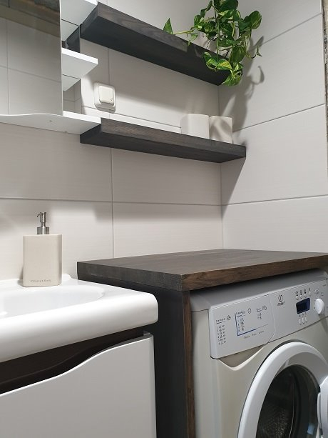 Õlivahaga viimistletud tammest vannitoa töötasapind ja 2 riiulit