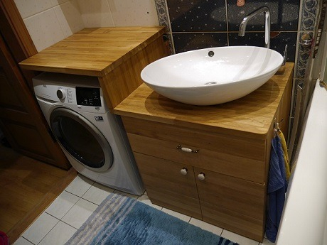 Õliga viimistletud vannitoa tasapind ja kapp